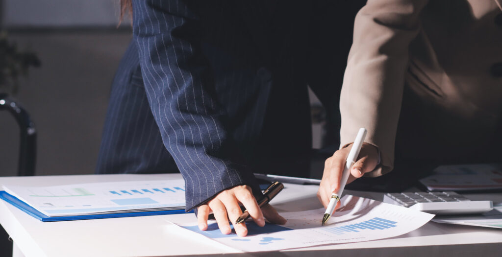 Accountants processing financial documents and taxes, managing c - MÜLLER SEIDEL VOS Rechtsanwälte Steuerberater Kapitalanlagerecht